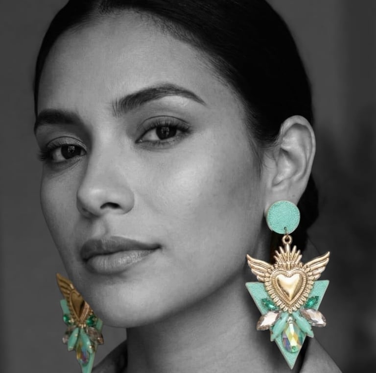 Una Mujer Luciendo Aros Corazon alado