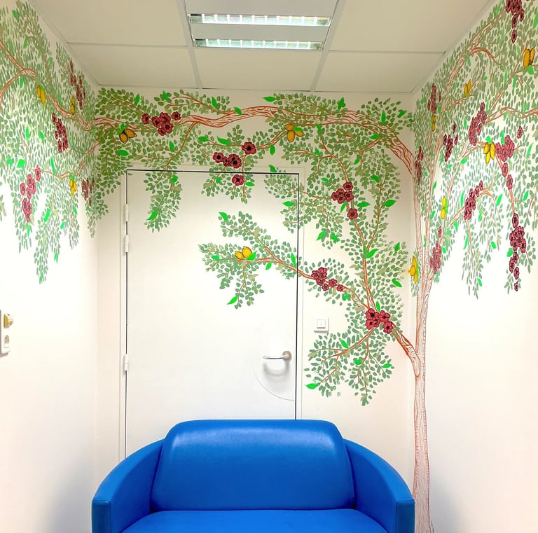 maternité Centre Hospitalier Universitaire Caen Normandie peinture murale salle d'attente césarienne