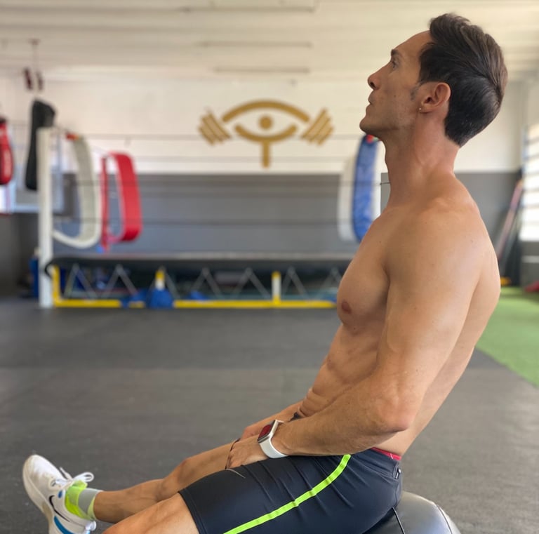 Entrenador descansando entre ejercicios de fuerza.