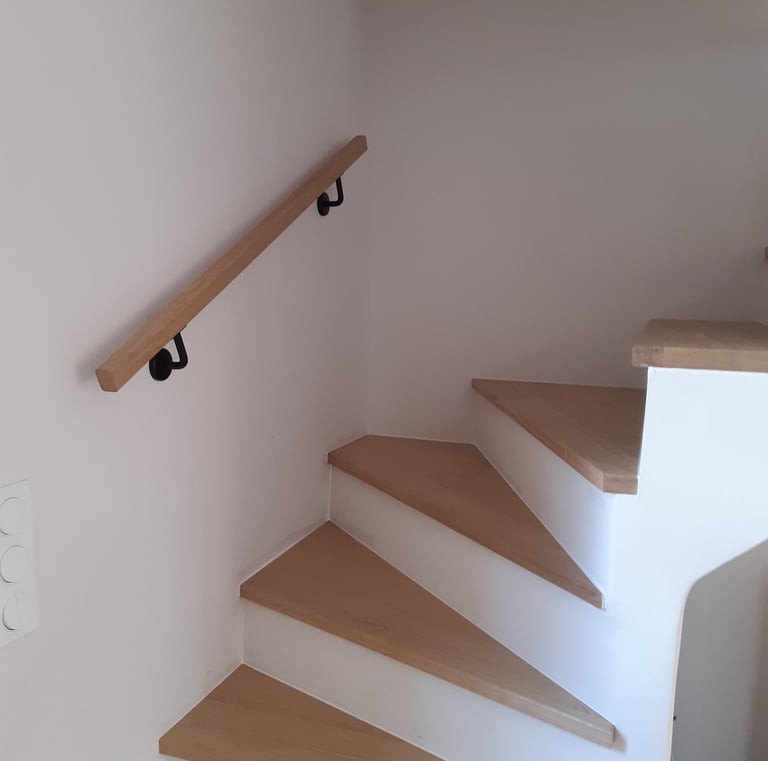 Marches escalier chêne sur-mesure et main courante L'AGENCEUR