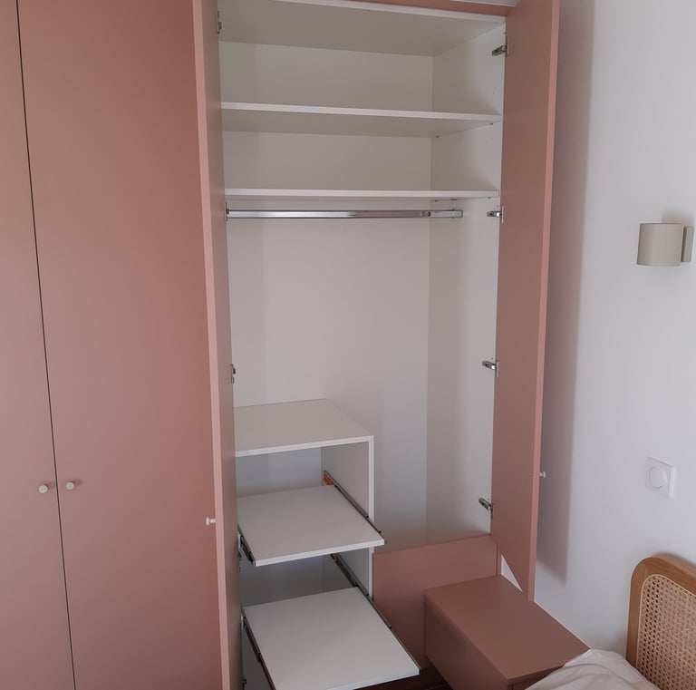 Etagères coulissantes et penderie "robes"