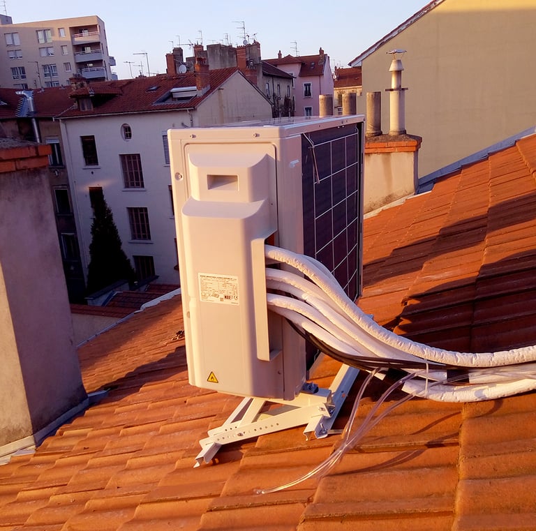 Triple split system on a rooftop in Villeurbanne.