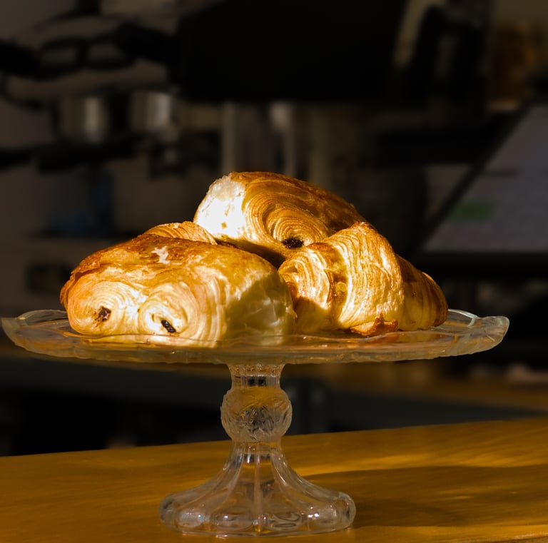 des croissants de brunch et pain au chocolat sur un plateau en verre