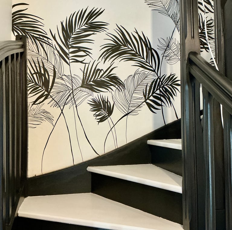 fresque escalier palmiers noir et blancs peinture main sur mesure peintre Normandie Caen