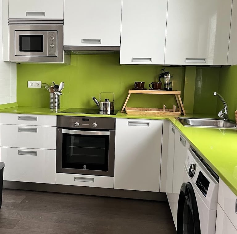 You won't need to cook because of the many restaurants and coffee shops nearby