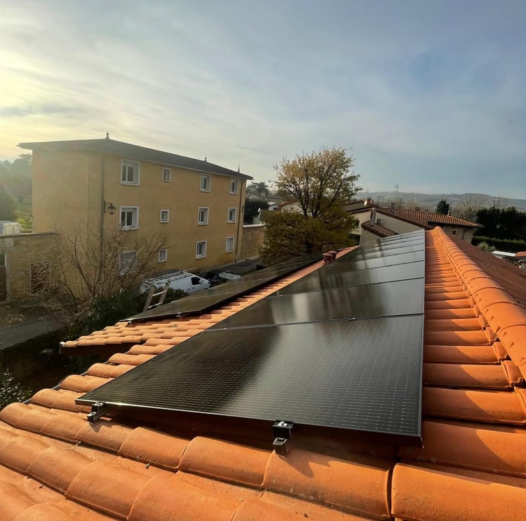 Installation de panneaux photovoltaïques réalisée par la société ALSUN ENERGY