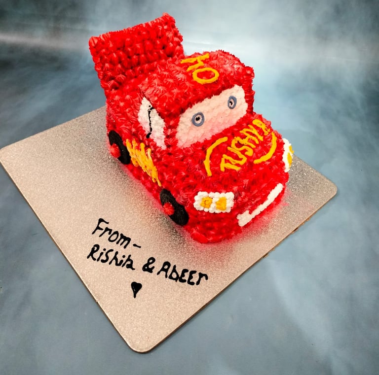 Geetika Singla decorating a fresh cake at Aliza Cook Studio