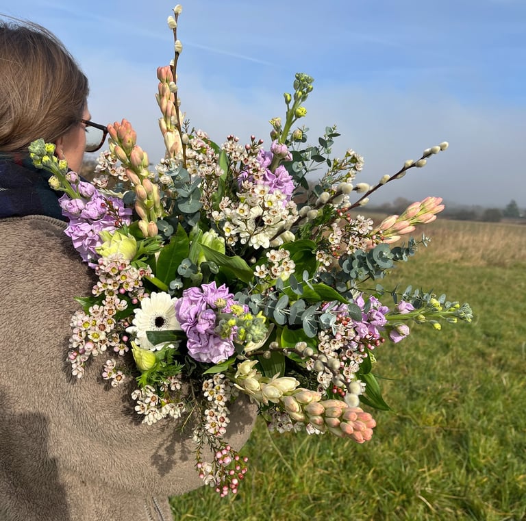 Bouquet de deuil violet et blanc dans un champ