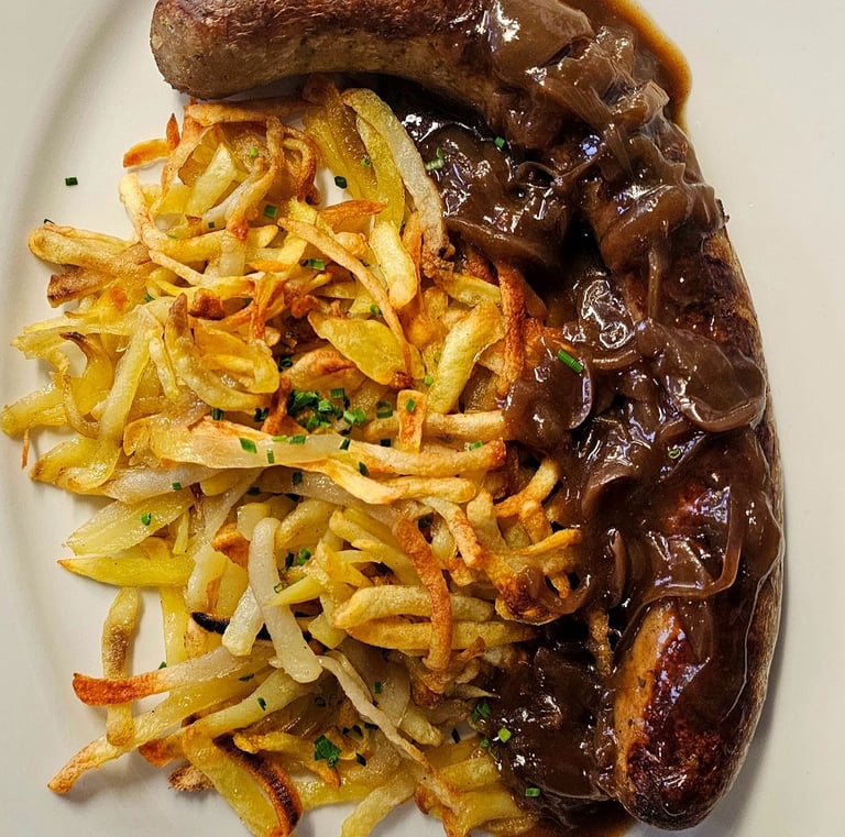 Schweinsbratwurst mit Zwiebelsosse und Rösti