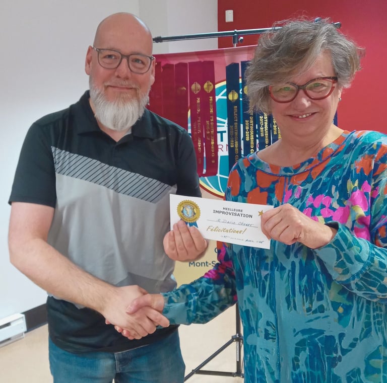 Le groupe Toastmasters Vallée-du-Richelieu félicite un membre pour sa performance.