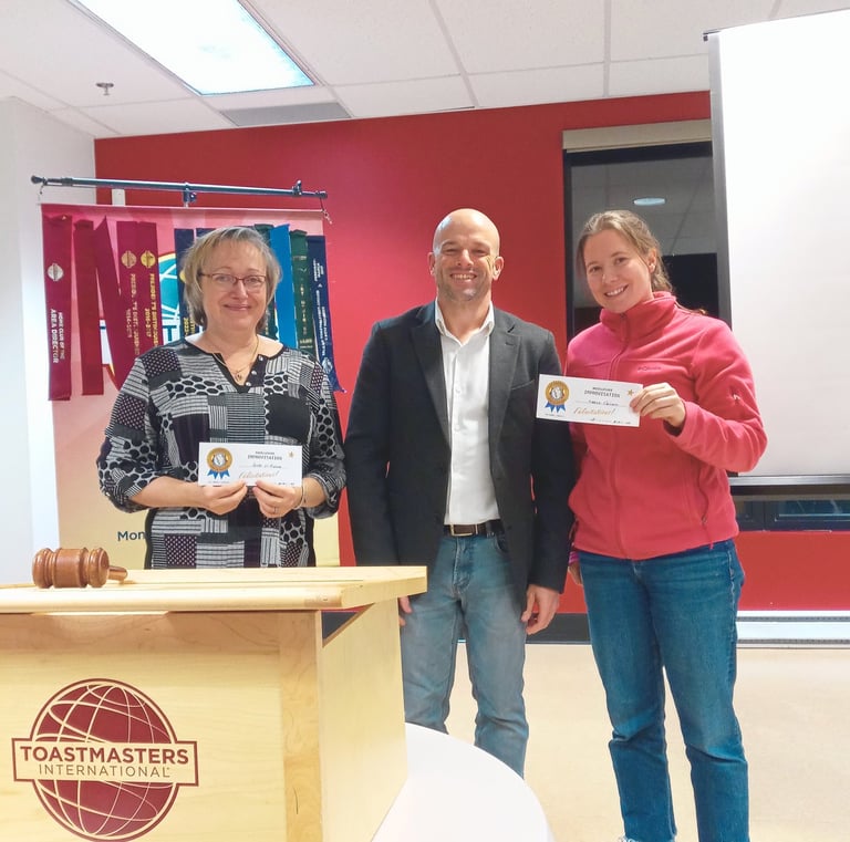 Le groupe Toastmasters Vallée-du-Richelieu félicite un membre pour sa performance.2