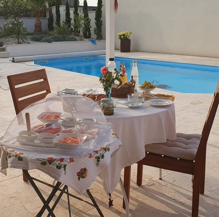 Petit déjeuner en terrasse si le temps le permet