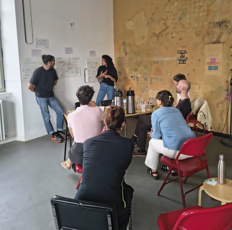 présentation de deux personnes face à d'autres membres qui sont à un atelier sur les VSS
