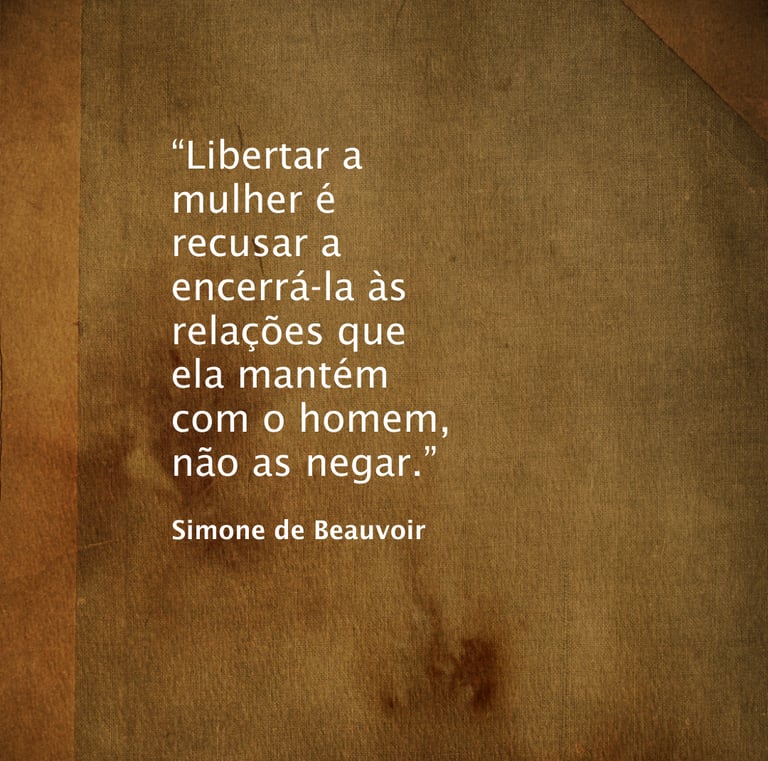 Frase de Simone de Beauvoir em fundo marrom: “Libertar a mulher é recusar a encerrar‑la nas relações