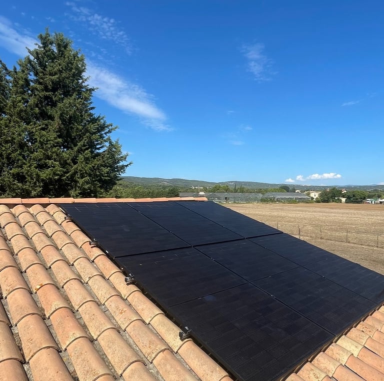 Installation de panneaux photovoltaïques réalisée par la société ALSUN ENERGY