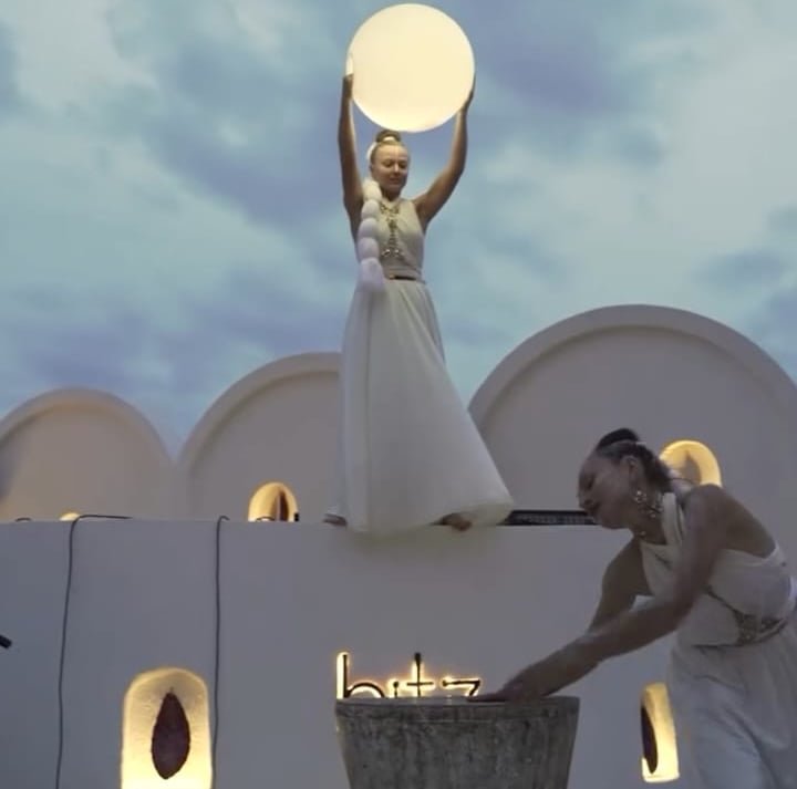 Artistic and elegant shows. spiritual shows