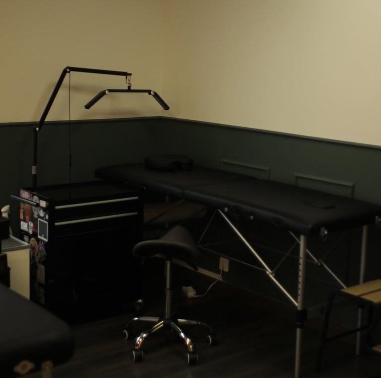 photo du salon de tatouage Les Vilaines, un poste de tattoo dans une pièce dédiée