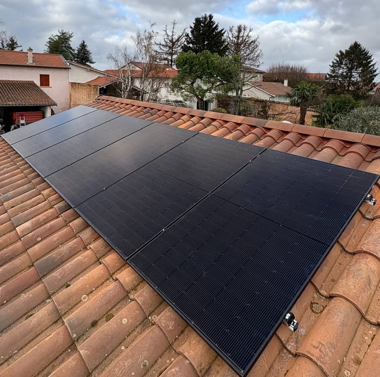 Installation de panneaux photovoltaïques réalisée par la société ALSUN ENERGY