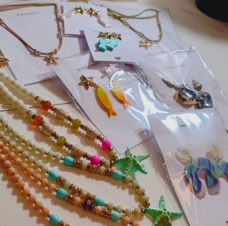 Variedad de collares y aros Mar