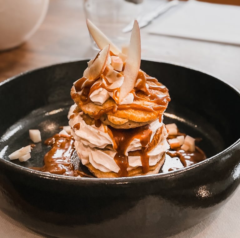 assiette avec pancakes et caramel avec chantilly
