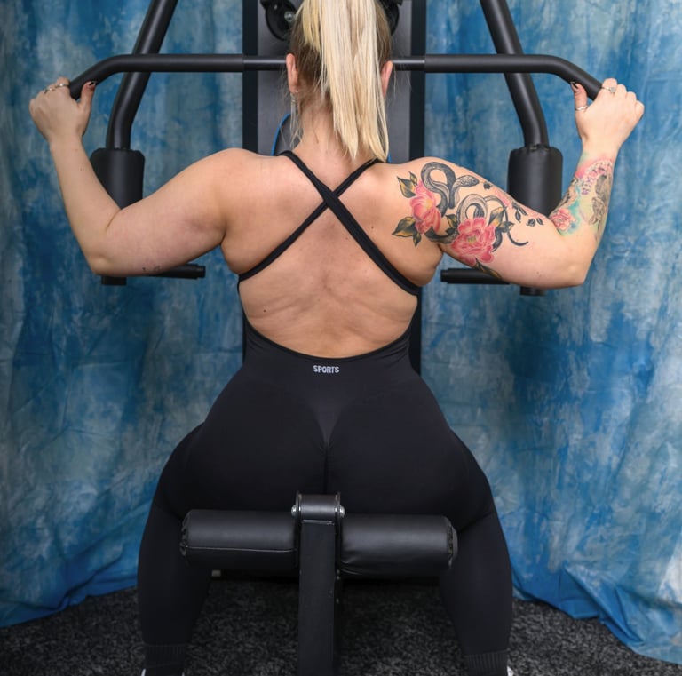 Model lifting weights during a fitness themed photoshoot at Pretty in Pixels Rotherham