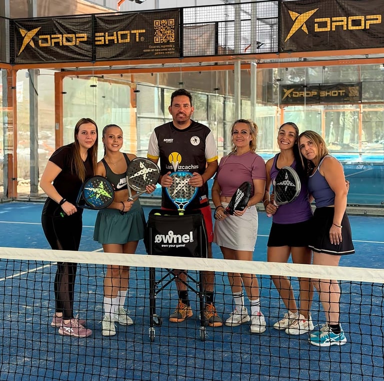 Entrenamiento de pádel para niños y adultos con instructor profesional