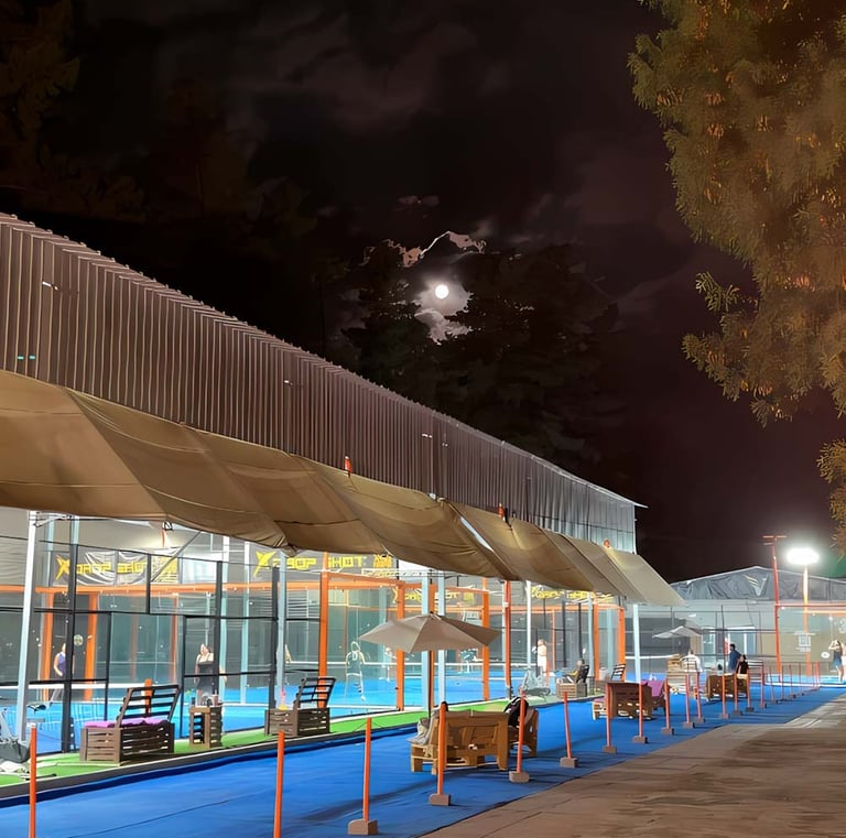 Canchas de pádel iluminadas de noche en Club Las Vizcachas