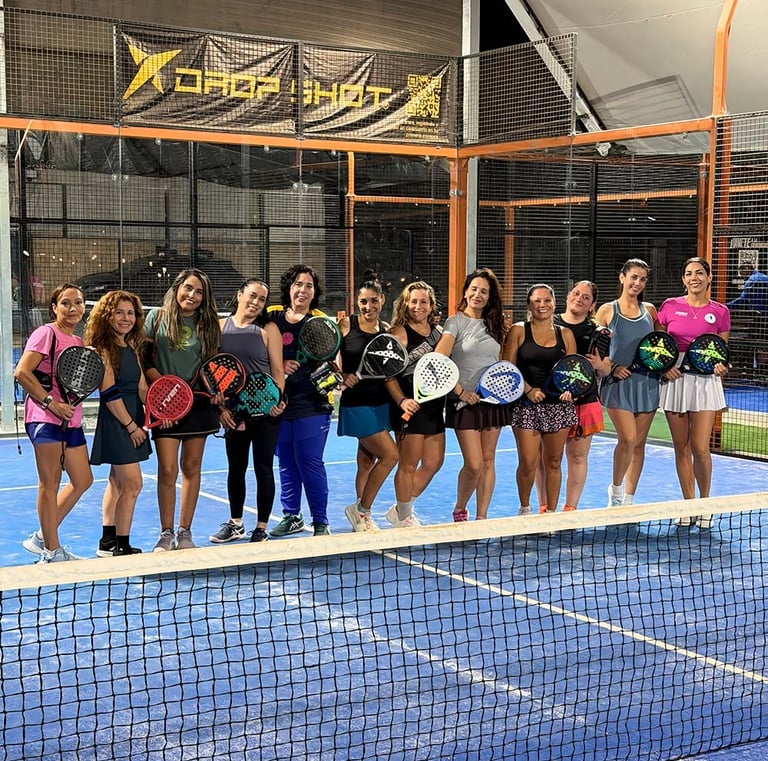 Jugadoras de pádel entrenando en club con canchas profesionales