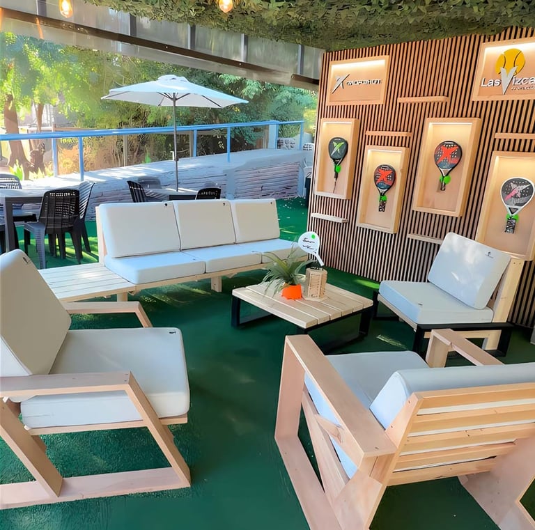 Terraza con cafetería en club de pádel con área de descanso
