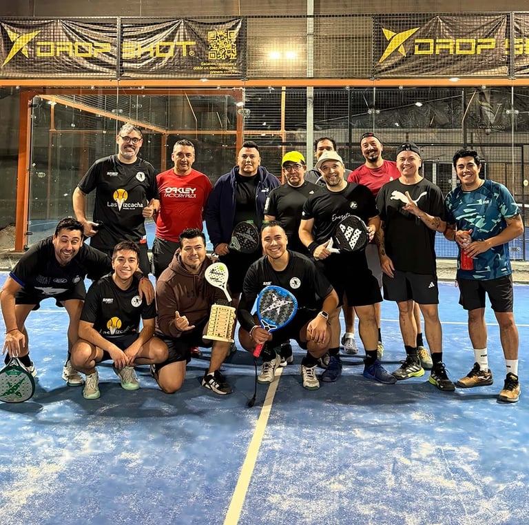 Hombres jugando pádel en cancha de club deportivo