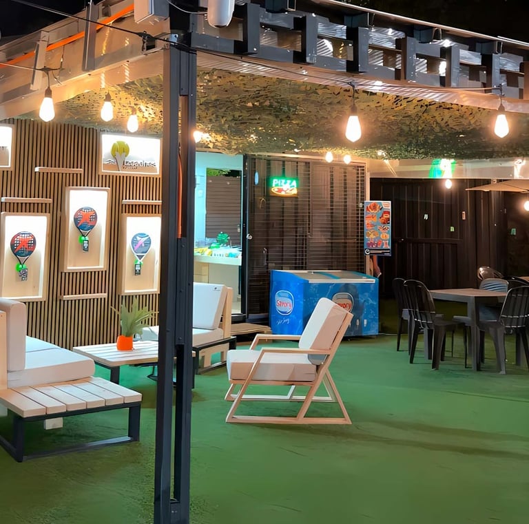 Cafetería en club de pádel con terraza y zona de descanso