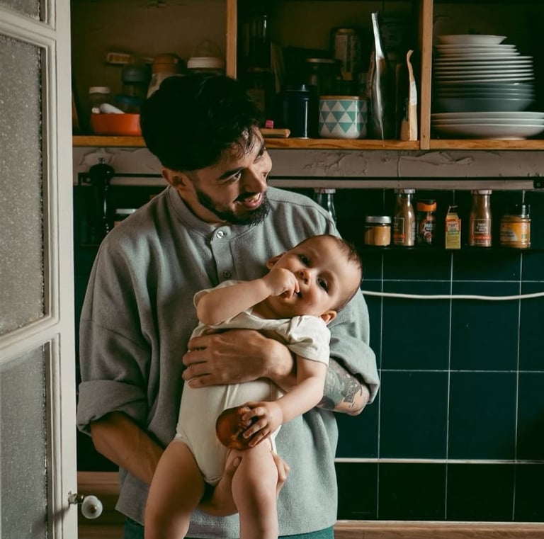 papa avec bébé dans ses bras