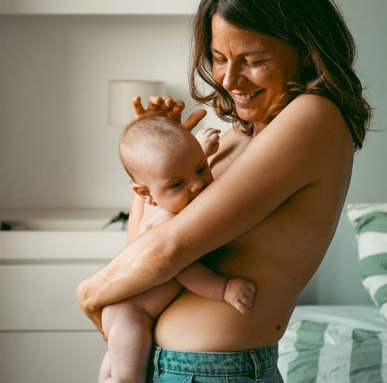 maman et bébé se font un calin