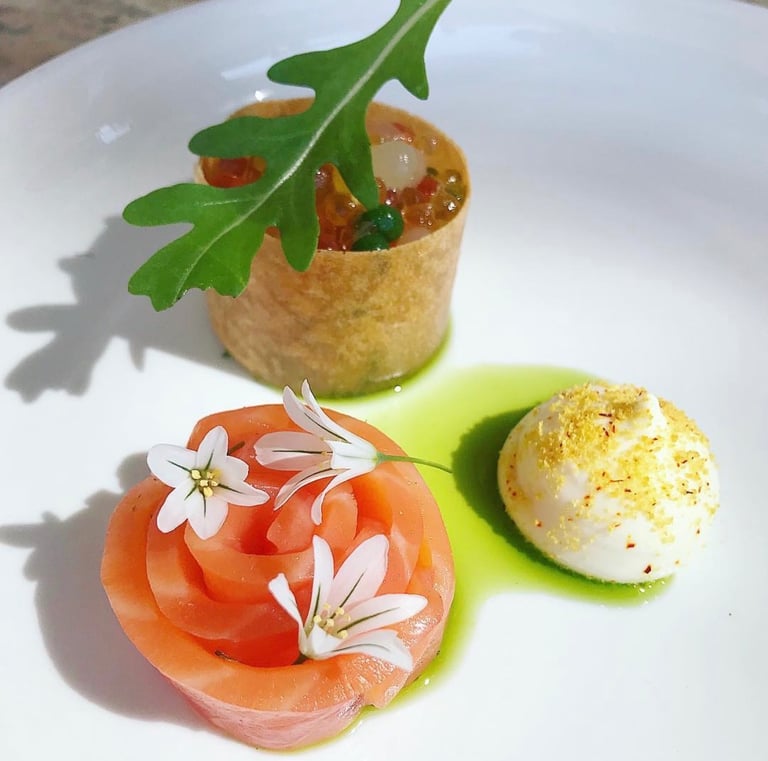 Entrée gastronomique saumon fumé citron roquette Alexis Vergnory chef les mouettes Ajaccio