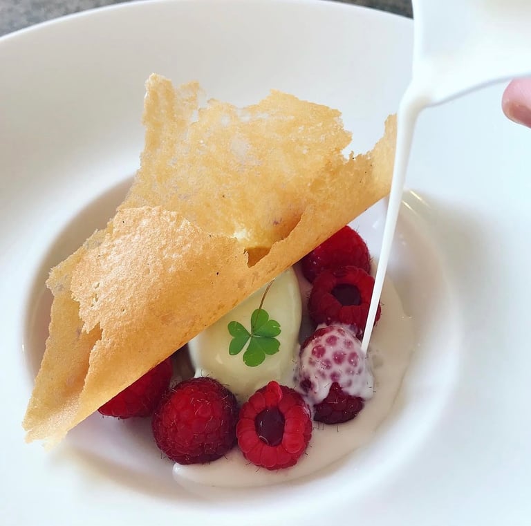 Dessert gastronomique framboise matcha lait d'amandes Alexis Vergnory Ajaccio 