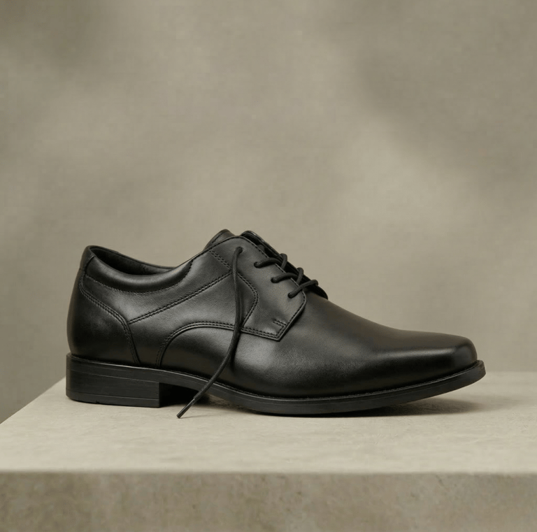 Zapato de vestir de cuero negro, con cordones y una suela fina y elegante