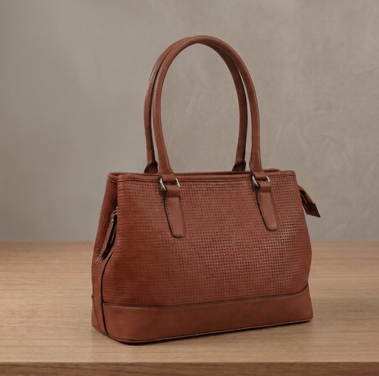 Cartera tono marrón arcilla con textura microperforada en el panel principal