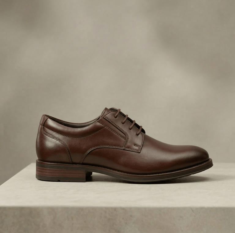 Zapato de vestir de cuero marrón oscuro, con cordones y una suela fina y elegante