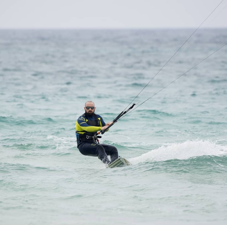 UN PRATICANTE DI KITESURF IN AZIONE
