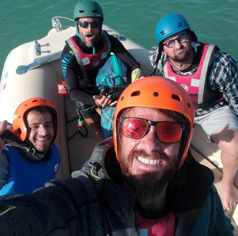 GRUPPO DI ALLIEVI CHE IMPARANO LE MANOVRE DI BARCA