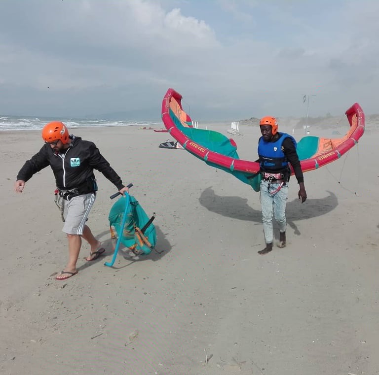 ALLIEVO E ISTRUTTORE DI KITESURF DURANTE UN CORSO