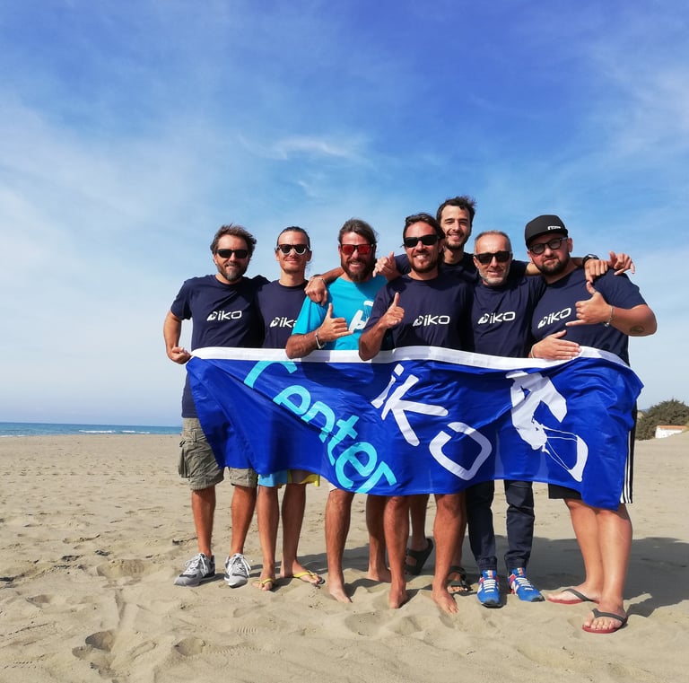 GRUPPO DI ISTRUTTORI DI KITESURF NEO DIPLOMATI