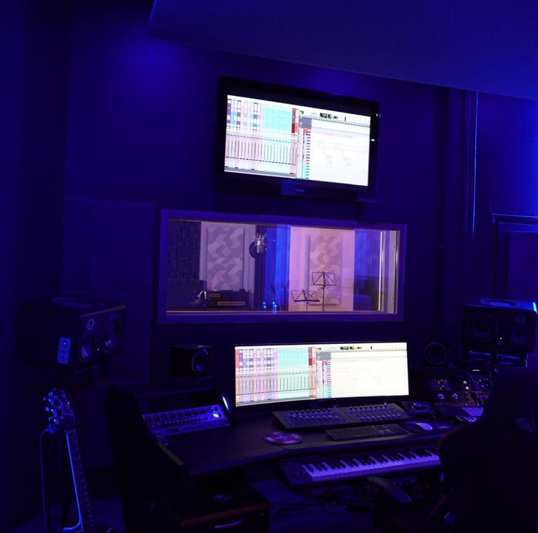 un studio d'enregistrement avec un clavier et un écran de moniteur