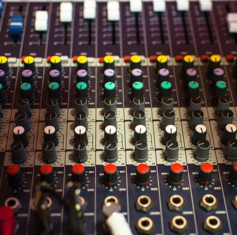 une console de mixage sonore avec une table de mixage