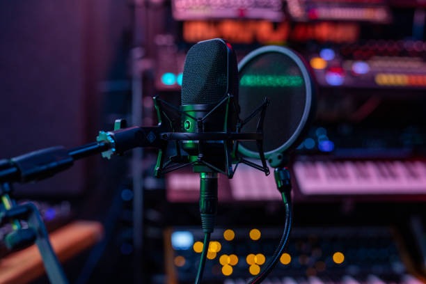 un microphone dans un studio d'enregistrement