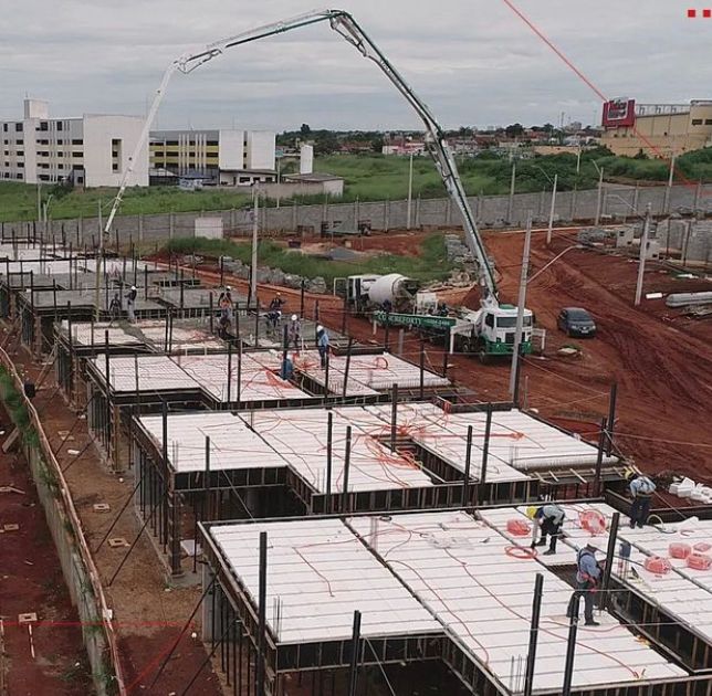 Varias casas sendo concretadas as lajes protendidas