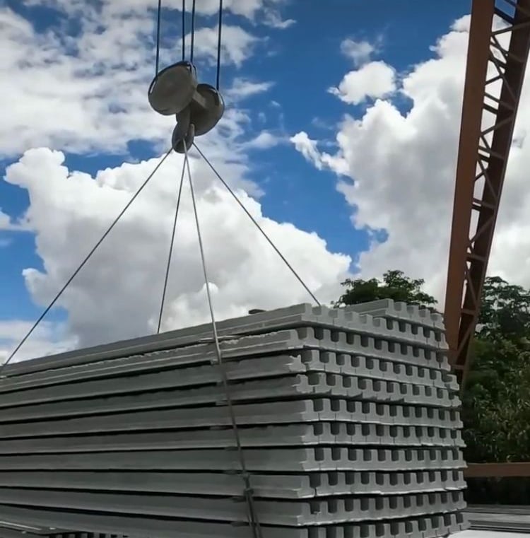 uma pilha de lajes protenddas sendo preparadas para a entrega
