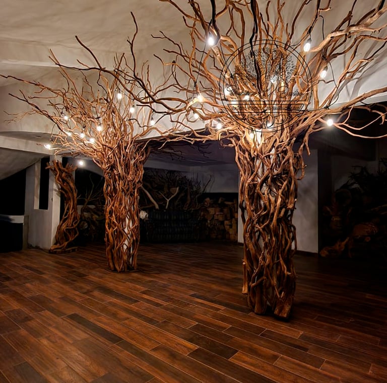 Habitación con dos arboles exóticos con luces