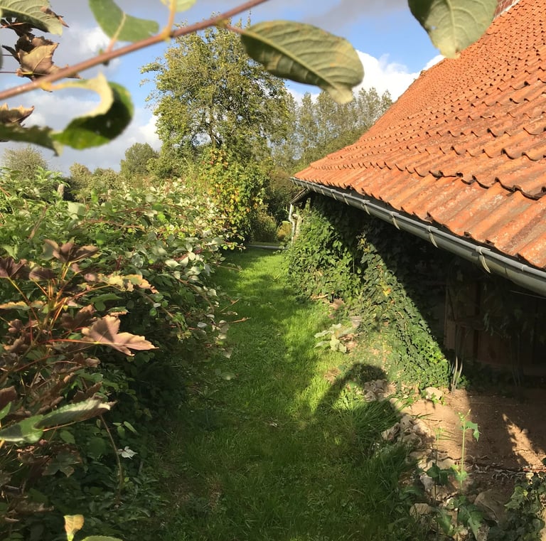 l'appenti à l'arrière de la longère