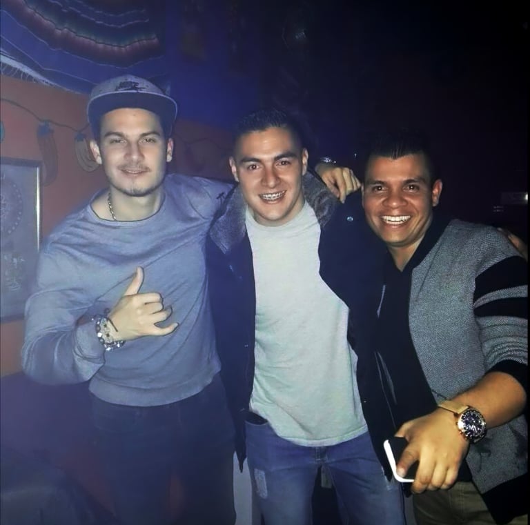 Clientes disfrutando del Mariachi Montreal en fiesta privada con música mexicana en vivo